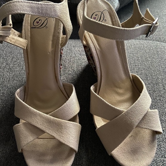 Heart indeed size 10 women’s khaki canvas wedge sandals - Picture 1 of 7